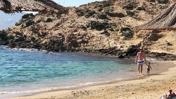 ジョエル・ムーアのインスタグラム：「Vacation workouts are important. Start with a 30 lb medicine ball that screams ‘MORE MORE MORE’ and power lift until it needs a nap.  #exercise #greektheatre  #dadabs #dabs」