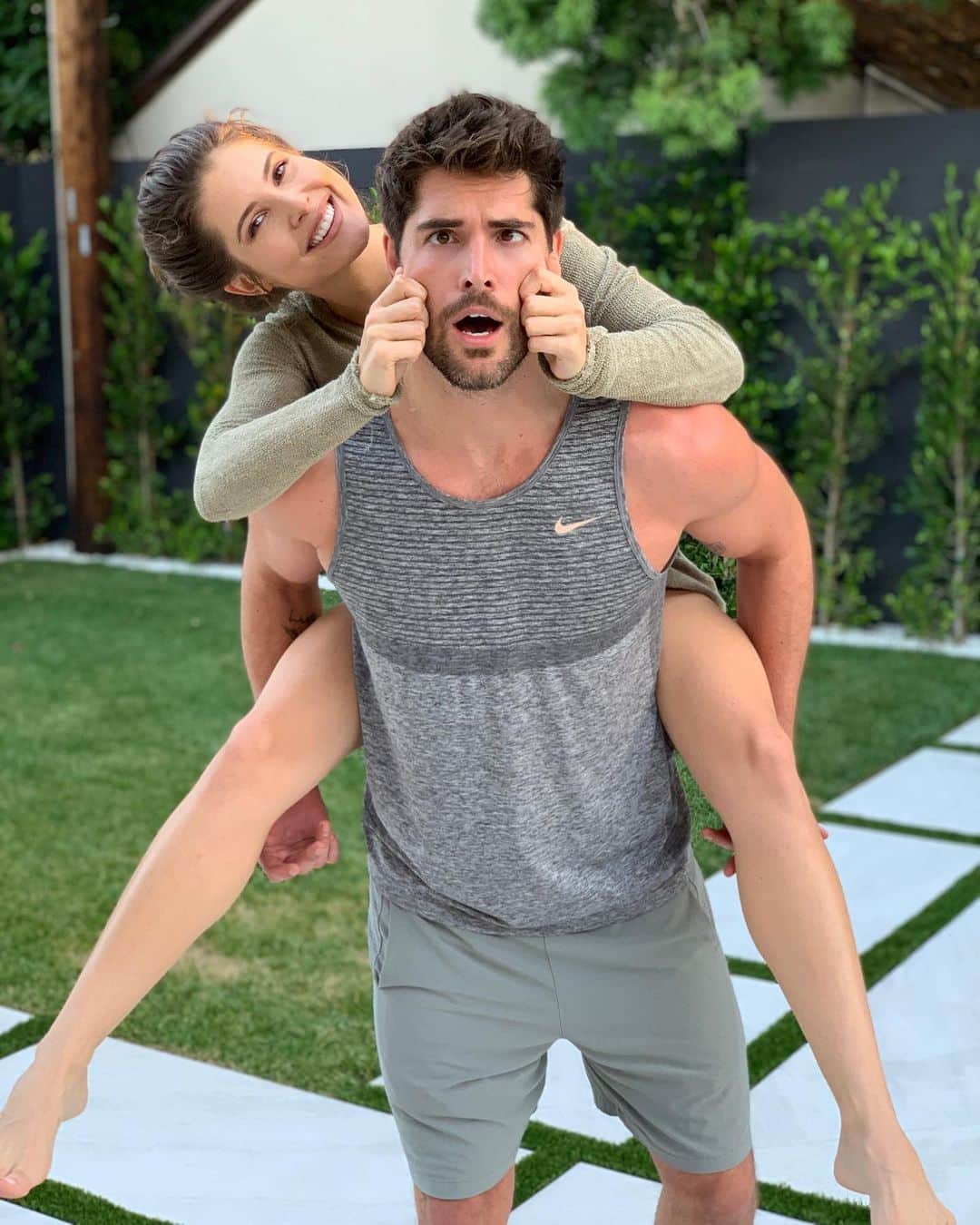 ニック・ベイトマンのインスタグラム：「Its pretty clear who got the brains in the family 😘 @amandacerny」