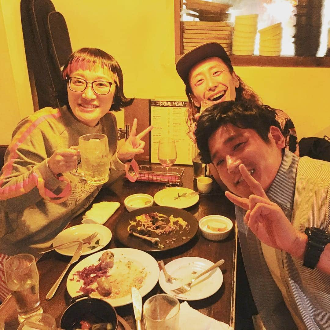 松浦志穂さんのインスタグラム写真 - (松浦志穂Instagram)「一年一度の誕生日🎂でーーーしたっっ㊗️㊗️㊗️🥳🥳🥳 ・ この日は故郷山形で #吉本坂46 のお仕事でもうそれだけで幸せでした🎊🎊天気も快晴🌞本当にのどかで平和で幸せだったなぁ、、♨️「ちょうど20になりました🥰」って言ったら集合写真で小川ちゃんがちゃんと20ってやってくれてる☺️ ・ 夜は去年から勝手に私が誕生日リーダーに任命したGAG坂本さんが今年も男気リーダー発揮してくれました（土下座級感謝）そして新メンバーTAKAHIROとこちらも勝手に松浦誕生日レギュラーに任命されたコマンダンテ石井さんもレギュラーの義務を果たしに駆けつけてくれました（土下座級感謝）誕生日は誕生日で図々しい私を今年も皆様どうもありがとうございましたーーーっっっ！！×無限感謝。頑張るっきゃナイジェリアー🇳🇬✊ ・ 今は何より来週土曜22日に迫ったスパイク単独ライブが満席になることが誕プレ🎁でーす🥳🥳🎉🎉」6月15日 18時09分 - matushiho