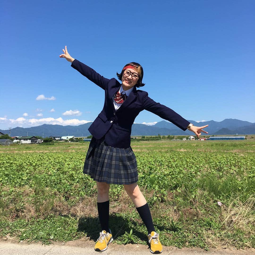 松浦志穂のインスタグラム：「一年一度の誕生日🎂でーーーしたっっ㊗️㊗️㊗️🥳🥳🥳 ・ この日は故郷山形で #吉本坂46 のお仕事でもうそれだけで幸せでした🎊🎊天気も快晴🌞本当にのどかで平和で幸せだったなぁ、、♨️「ちょうど20になりました🥰」って言ったら集合写真で小川ちゃんがちゃんと20ってやってくれてる☺️ ・ 夜は去年から勝手に私が誕生日リーダーに任命したGAG坂本さんが今年も男気リーダー発揮してくれました（土下座級感謝）そして新メンバーTAKAHIROとこちらも勝手に松浦誕生日レギュラーに任命されたコマンダンテ石井さんもレギュラーの義務を果たしに駆けつけてくれました（土下座級感謝）誕生日は誕生日で図々しい私を今年も皆様どうもありがとうございましたーーーっっっ！！×無限感謝。頑張るっきゃナイジェリアー🇳🇬✊ ・ 今は何より来週土曜22日に迫ったスパイク単独ライブが満席になることが誕プレ🎁でーす🥳🥳🎉🎉」