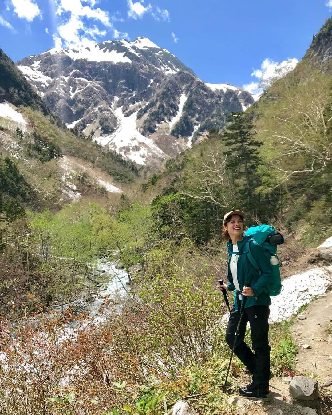 のインスタグラム：「梅雨入り前に滑り込みで登った 残雪の穂高 ・ 耳の上がしっかりこんがり日焼けして 「登山家みたいないい色になってるよ！」 と夫に笑われました そのあと2回も皮がむけちゃった！ ・ ・ しとしと雨降りで 山の予定が立てにくいですねぇ ・ 家で写真を眺めて あのきらめく陽射しを思い出しています ・ ・ #🏔 #穂高 #北穂高岳 #残雪 ウェアは全て #マウンテンハードウェア です @mountainhardwear.jp ❄️❄️❄️」