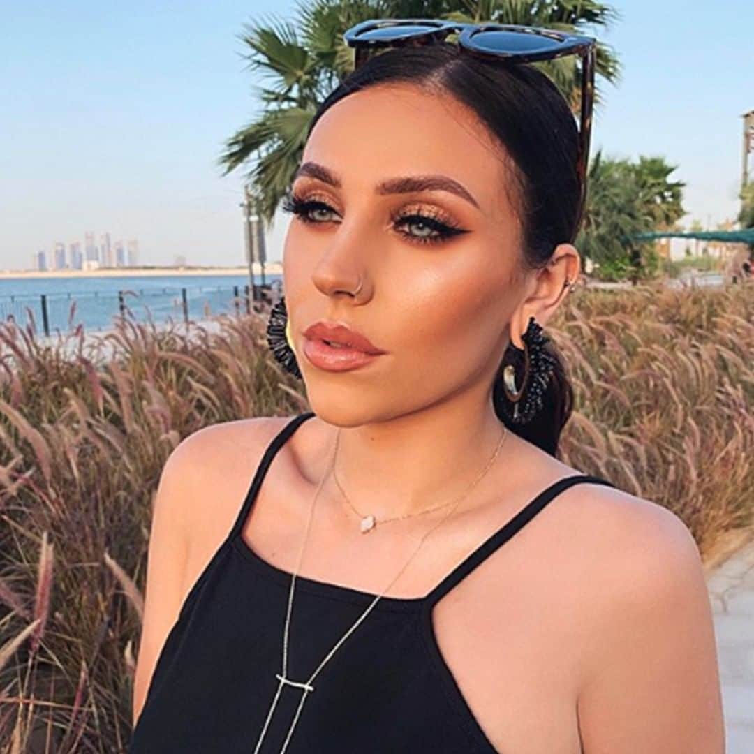 Benefit Cosmetics UKさんのインスタグラム写真 - (Benefit Cosmetics UKInstagram)「S-L-A-Y-ING 😱 We can't get enough of @makeupby_elliee holiday glam using #preciselymybrow pencil in shade 5 to create the most perfect #benefitbrows 💕 #benefit #beauty #regram . . 📷 Image Description: A regram selfie of makeup by ellie on holiday.」6月15日 18時11分 - benefitcosmeticsuk