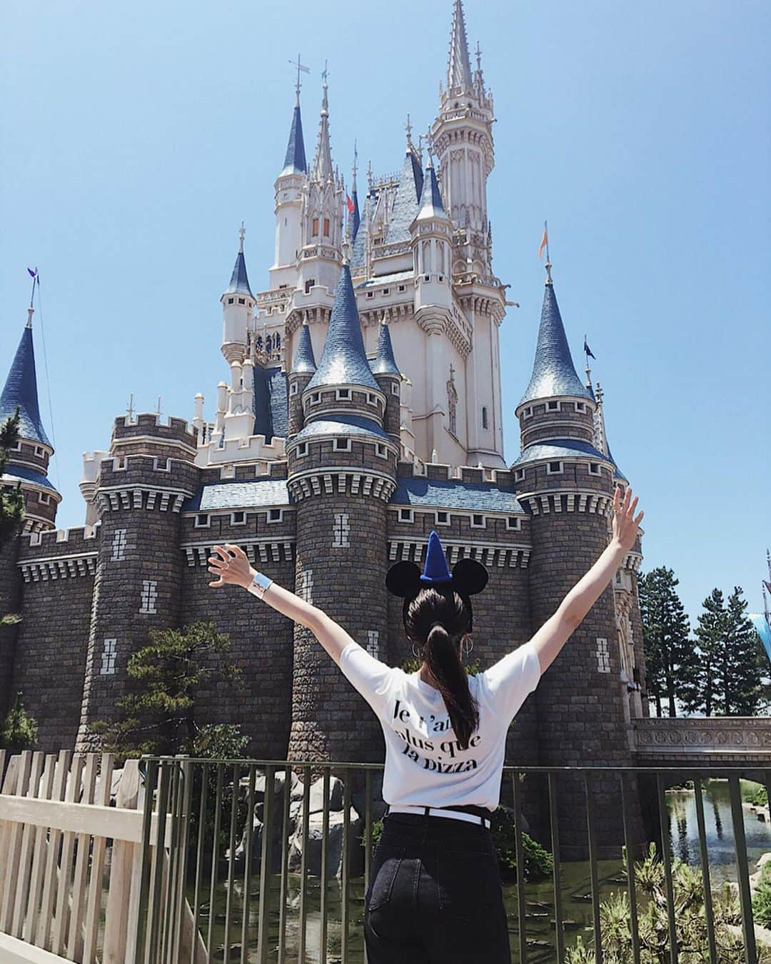 舞雛かのんさんのインスタグラム写真 - (舞雛かのんInstagram)「🌞💕 disneyland♪. . とっても天気がよくて、気持ちよかった〜. . この日はお気に入りの @akte_official のTシャツを着て行きました♪.(スワイプしてね→) うしろのプリントの文章の意味は、「ピザよりあなたが好き」という意味なんだって. あー可愛い❤︎. . 沢山写真撮ったので、お付き合いください☺︎. . #tokyodisneyland  #とってもいい天気で最高でした」6月15日 18時12分 - mizho_601