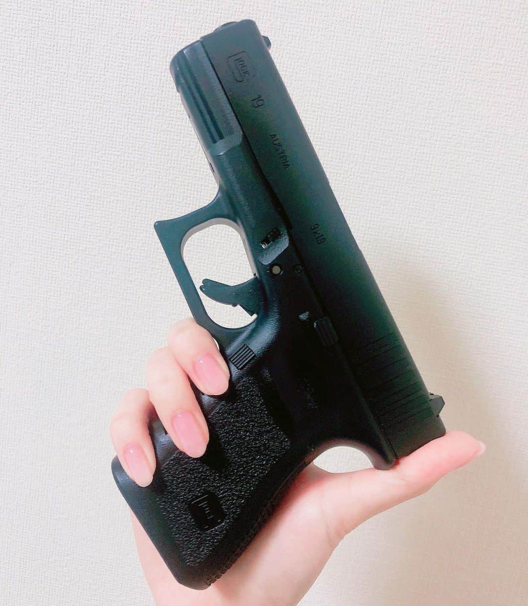アイシスのインスタグラム：「✨💅🏻✨ short nail for using airsoft guns🔫 エアガン触ったり、 どんなお仕事のときも主張しないように、透明ジェルのショートネイル！ 透明にすこーし透明感のあるピンクをまぜて、血色良いかんじにしてるよ☺️ その分フットは自己主張つよめの ぎらぎらユニコーンピンクちゃん😂💓 #サバゲ #サバゲー #サバゲー女子  #airsoft #ミリタリー #military #airsofter #シューティング #shooting #airsoftnational #airsoftgun #airsoftgirl #ハンドガン #エアガン #ガスブロ #ガスブローバック #GLOCK #グロック #glockgirl #glock22 #glock19 #東京マルイ #tokyomarui #サバゲー女子の日常 #サバゲー好きと繋がりたい #サバゲーマーさんと繋がりたい #サバゲーマー  #滝澤いしすと趣味の世界」