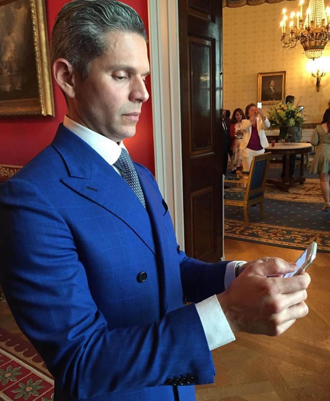 Rodner Figueroaさんのインスタグラム写真 - (Rodner FigueroaInstagram)「#Repost @sartoriagherardi ・・・ Snapchat Time for Mr.  @rodnerfigueroa in our DB Bespoke Suit #sartoriagherardi #rodnerfigueroa #whitehouse #rodnerfigueroastyle #menstyle #mensfashion #silverfox #thewhitehouse」6月15日 23時41分 - rodnerfigueroa