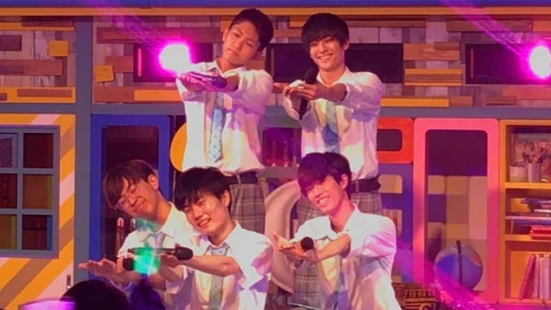 テレビ東京「青春高校３年C組」のインスタグラム：「男だらけの劇場公演 満員御礼🙇‍♀️御来場ありがとうございました。  次回の男子公演に向けて只今生写真作成中です。 ドッキリ企画と思っている男子達😋仕上がりは大好評です！  生写真監修は #涌嶋茜  撮影最後に男子生徒に囲まれ大満足🤗 お疲れ様でした！  #青春高校3年c組  #青春高校3年c組劇場公演」