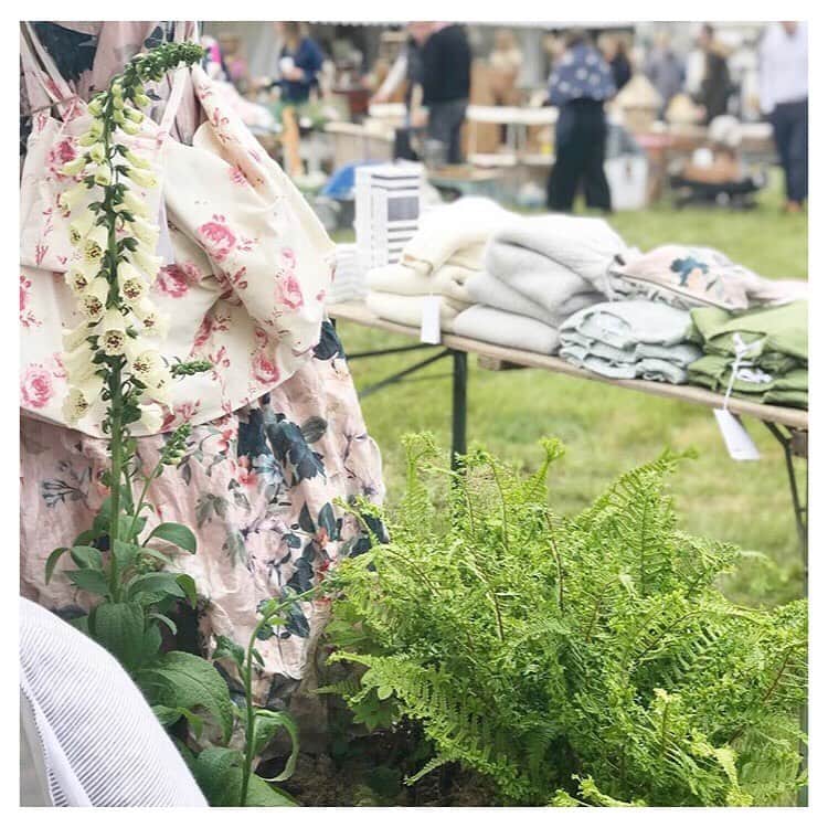 キャベジズ&ローゼズのインスタグラム：「We are so excited for Day 2 of The Summer Fair by @thecountrybrocante ❤️❤️❤️ We hope you will be able to join us today at Parham House and Gardens for a fun day of shopping or just to say hello! Last entry is at 4pm and the Fair closes at 5pm 💖For more information, please visit https://www.thecountrybrocante.co.uk/summer-fair-tickets #thecountrybrocantesummerfair #countrybrocantestyle #countrybrocante #westsussexlife #westsussex #summerfair #britishsummertime #britishfashion #ethicalfashionbrand #cabbagesandroses #cabbagesandrosesfashion @christina_strutt @cabbagesandroses_shop 👆Link In Bio👆」