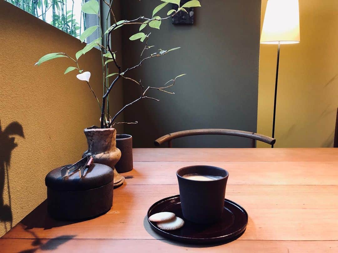 石井輝明さんのインスタグラム写真 - (石井輝明Instagram)「京都。 今日は19時から祇園花月にてトークダンテ＋です。 間に合う方はよろしくお願いします。  #cafeandgallery隠on #cafe #coffee #カフェ #京都カフェ #二条城前カフェ #カフェ芸人 #大雨って聞いてたけど #あんまり降ってない #傘が恥ずかしそうにしてる #申し訳なさそうにもしてる #たぶん出番を待ってる #打席まわってくることを祈ってる #僕としては傘の出番なくて大丈夫 #その方が助かる #帰りはどうなるか #傘は祈ってる」6月15日 18時19分 - comandanteishii