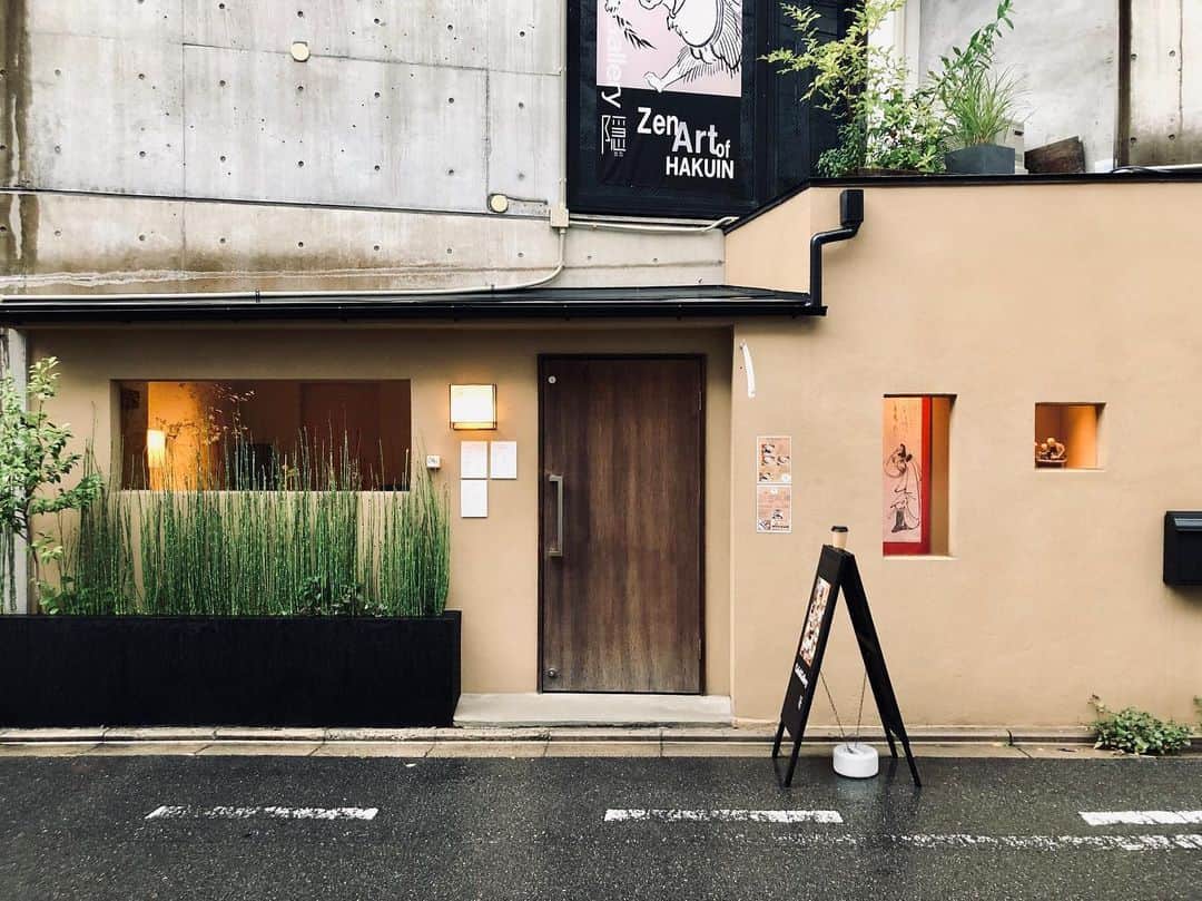 のインスタグラム：「京都。 今日は19時から祇園花月にてトークダンテ＋です。 間に合う方はよろしくお願いします。  #cafeandgallery隠on #cafe #coffee #カフェ #京都カフェ #二条城前カフェ #カフェ芸人 #大雨って聞いてたけど #あんまり降ってない #傘が恥ずかしそうにしてる #申し訳なさそうにもしてる #たぶん出番を待ってる #打席まわってくることを祈ってる #僕としては傘の出番なくて大丈夫 #その方が助かる #帰りはどうなるか #傘は祈ってる」
