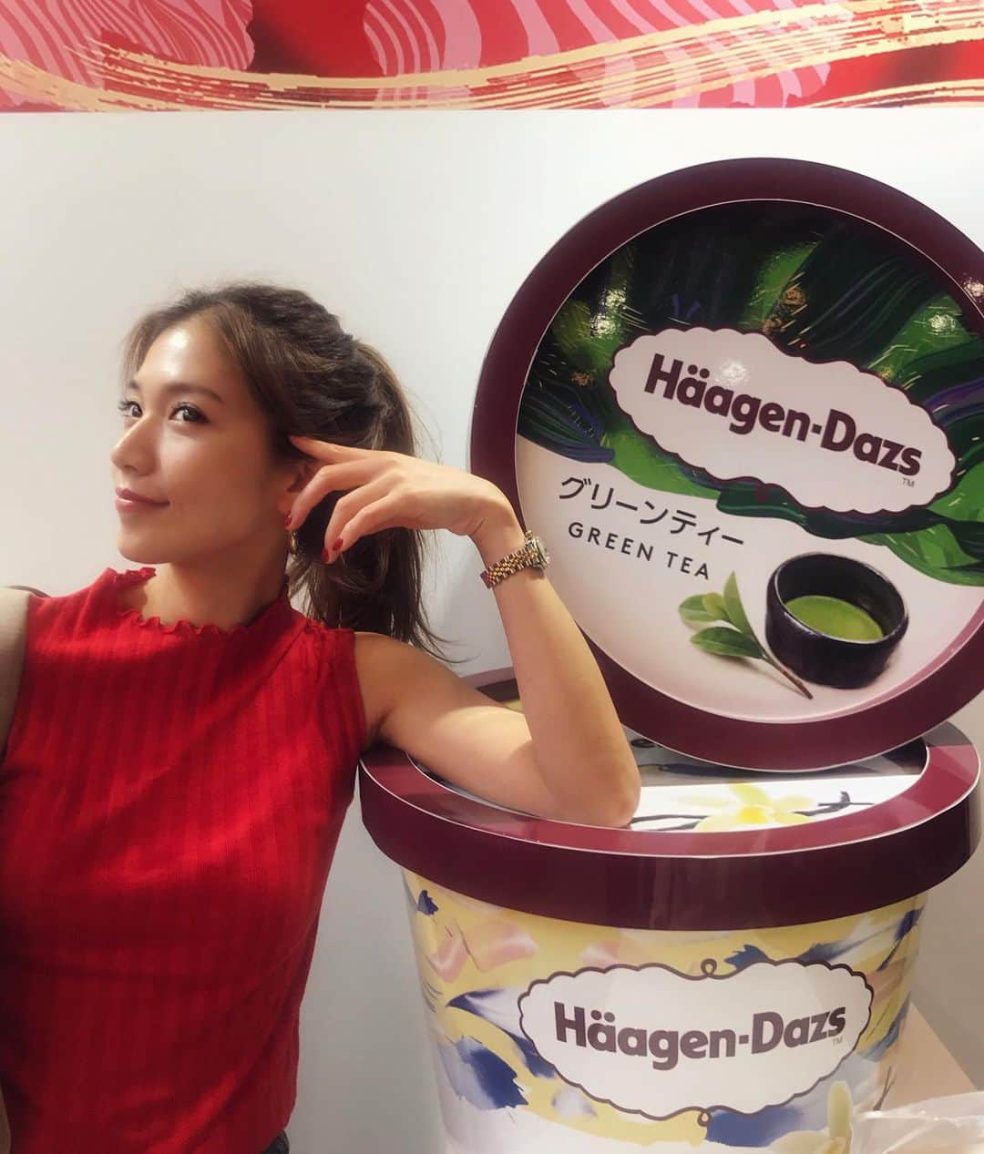 上原歩さんのインスタグラム写真 - (上原歩Instagram)「アイスならハーゲンダッツ❤️ パッケージが6月からリニューアルしたそうですよ！ 機会があったらパッケージも見ながら食べてみてね☺︎♫ 私はバニラといちごのハーゲンダッツがすき🍓 ・ #love #happy #life #icecream #instagood #新ハーゲンダッツ」6月15日 18時20分 - ayumiuehara