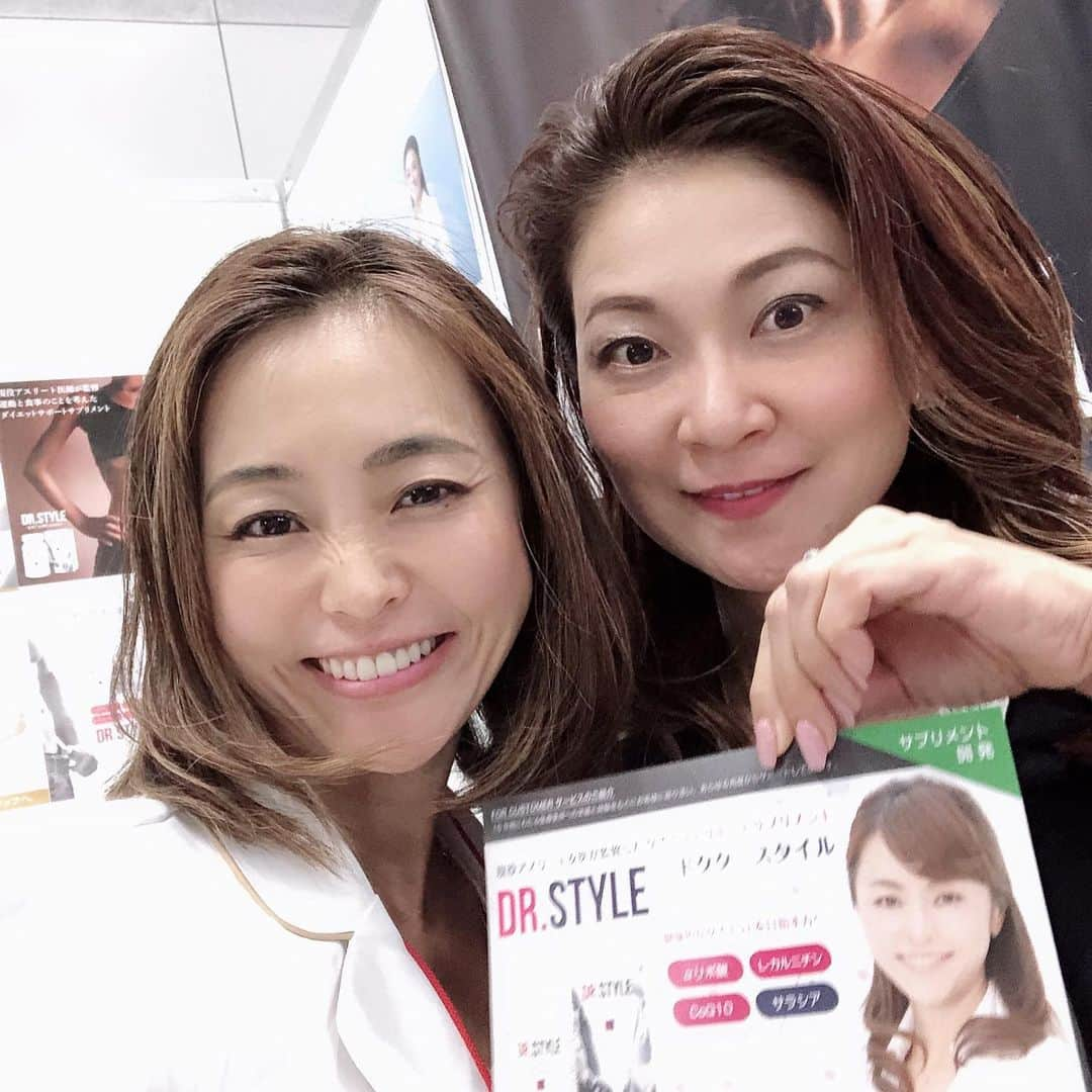 黒田愛美さんのインスタグラム写真 - (黒田愛美Instagram)「ブースで少し働いて❓w 最後は 上符先生座長のイブニングセミナーへ📝 私の予防医学の師匠です😊 久々にお会いできて嬉しかったな❣️ さて！明日も１日頑張るぞ💪‼️ 今日雨の中ブースにいらして下さった方々、ありがとうございました💕‼️🙏✨ #明日はトークショー #アンチエイジングフェア #日本抗加齢医学会総会 #19JAAM #フォーカスタマー株式会社 #drstyle #ドクタースタイル #サビルナ #saviluna  #美容アンチエイジング専門医 #黒田愛美」6月15日 18時21分 - kurodaaimi