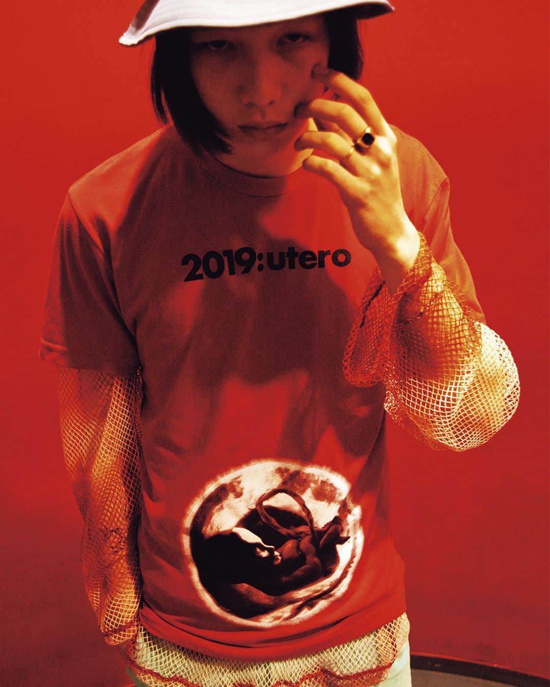 NYLON JAPANさんのインスタグラム写真 - (NYLON JAPANInstagram)「胸もとの「2019:uteri（＝2019年の子宮）」のロゴ通り、お腹のなかにいる赤ちゃんのエコー写真を腹部にプリントした「HOMME BOY」の真っ赤なカラーTシャツ。ムラ染めされたフィッシュネット状のカットソーを下に重ねたどこかパンクな世界観の着こなしに、対照的なカラーのボトムやハットでカラーリングを意識。  july issue Summer manifesto  model @y.slug_  t-shirt,top @hommeboyco bottoms @martinasbjorn hat @allege_official 《NYLON guys JAPAN Instagram ▶︎ @nylonguysjapan 》 #nylonjapan #nylonguysjapan #nylonjp #summermanifesto #tshirt #fashion #culture #caelumjp」6月15日 18時23分 - nylonjapan