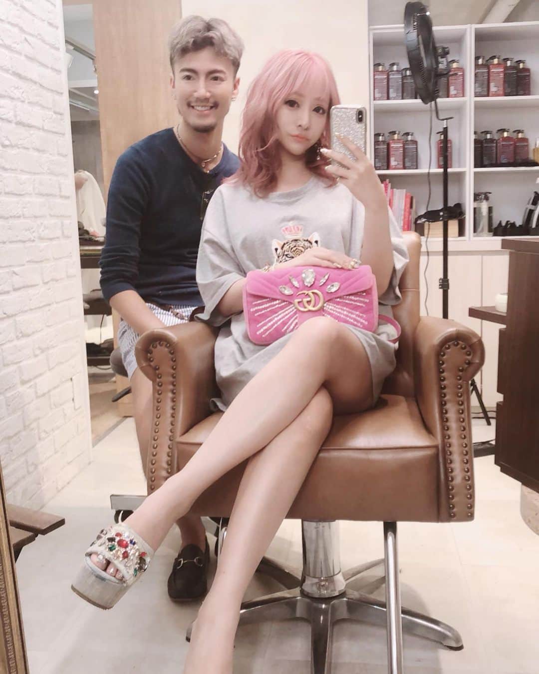 のインスタグラム：「ピンクヘアはいつもアンディ @kei0926 にしてもらってるよん💓 アンディはこーゆーハイトーンめっちゃ上手だからいつも安心して任せられる😍❤️ エクステ外してブリーチしてピンク入れるのは時間かかるから、エクステは別日で💗 でも、ピンクの短い髪も何気にお気に入り💕  #hair#haircolor#pink#ピンクヘアー」