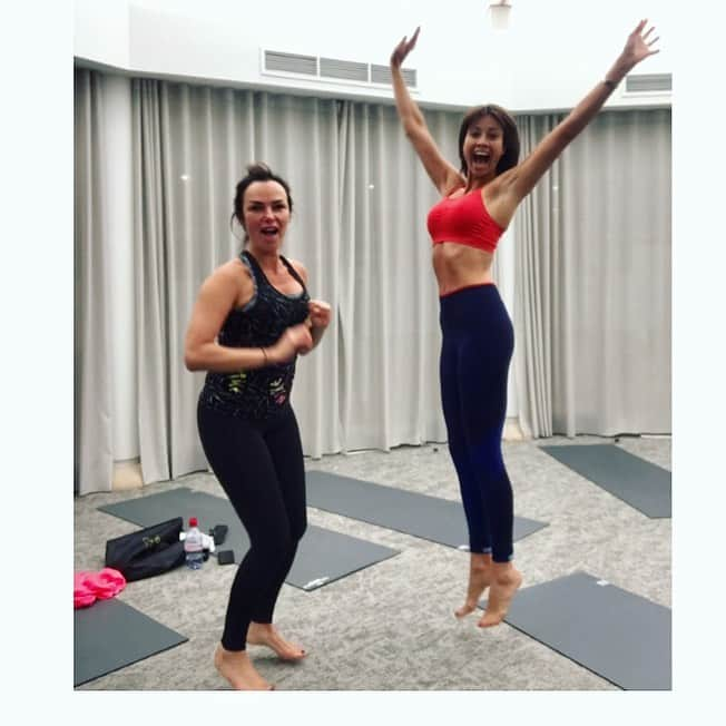 メラニー・サイクスさんのインスタグラム写真 - (メラニー・サイクスInstagram)「Morning ❤️ a bit of calm & chaos with @susanjseel 😁 a wonderful morning yoga class @champneysspas #saturdayvibes #yoga #friendship #movingmeditation」6月15日 18時28分 - msmelaniesykes