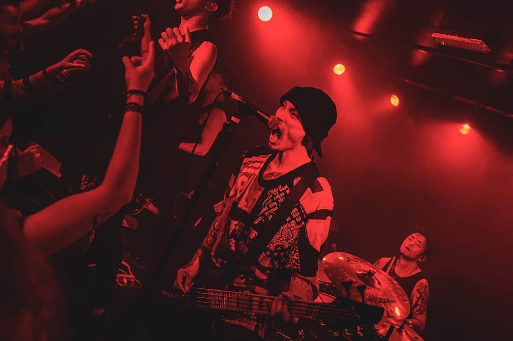 coldrainさんのインスタグラム写真 - (coldrainInstagram)「LONDON🇬🇧❤️ 250 sold out at the 🖤  Sweaty INTIMATE vibes!! Glasgow tonight!DOWNLOAD tomorrow🔥 Photos by @dajoeberlei」6月15日 18時31分 - coldrain_official
