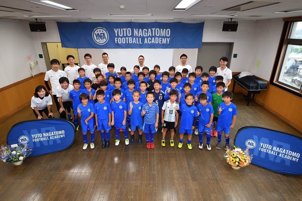 長友佑都さんのインスタグラム写真 - (長友佑都Instagram)「YUTO NAGATOMO FOOT BALL ACADEMYのスクール生250名の子供達に会いにいきました。  雨で一緒にサッカーをすることはできなかったけど、1人1人にサインを渡して話すこと出来て良かった。  子供達の夢も聞けたし、俺もまだまだ夢に向かって走るぞ。  #YNFA #夢」6月15日 18時38分 - yutonagatomo55