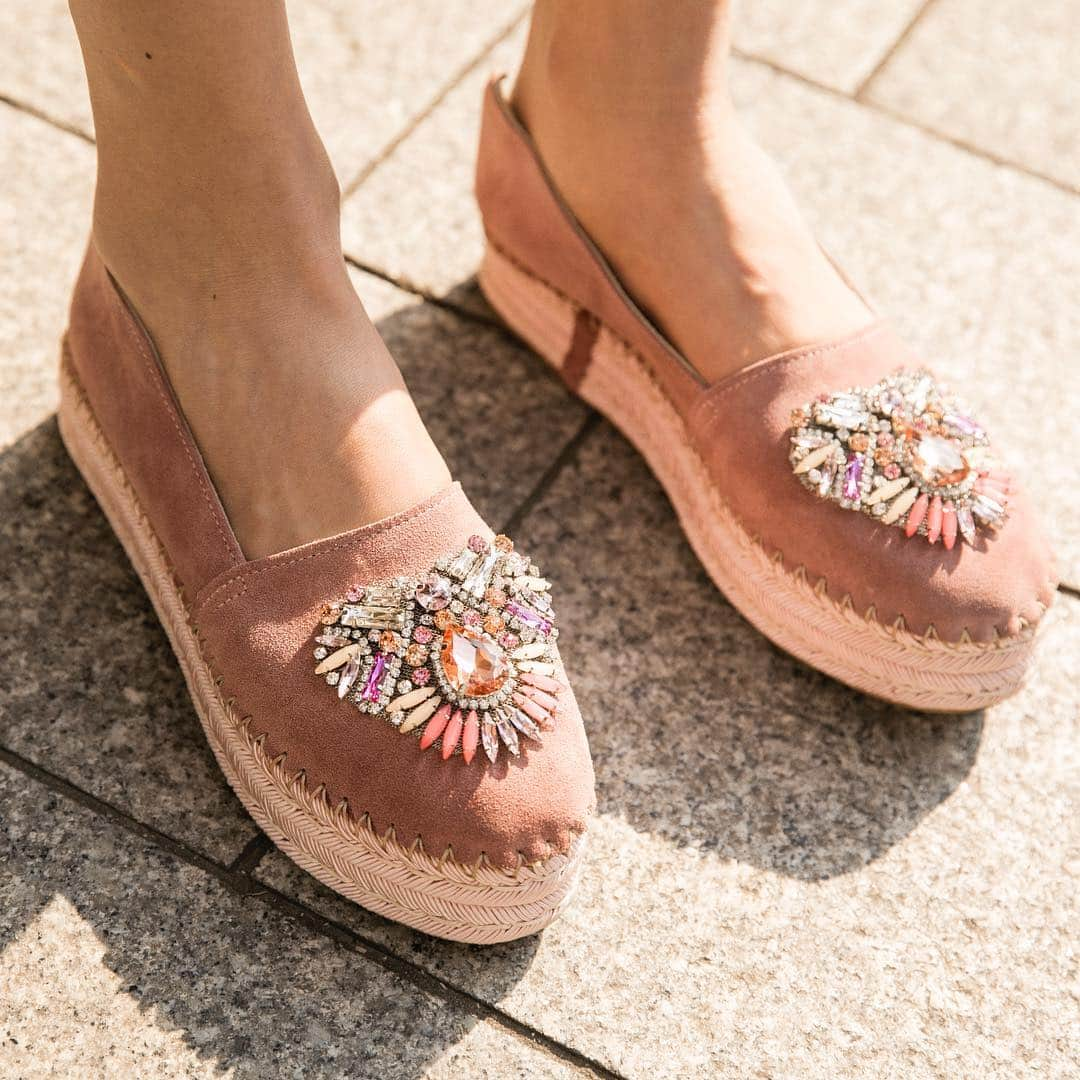 Blonde Saladさんのインスタグラム写真 - (Blonde SaladInstagram)「These shoes were made for...summer🍦 SHOP NOW our limited edition @fiorina_shoes X The Blonde Salad flatform espadrilles, you can find them only on our shop 💕 #theblondesalad #newcollection #ss19 #summer #musthave #shoes #espadrilles」6月15日 18時47分 - theblondesalad