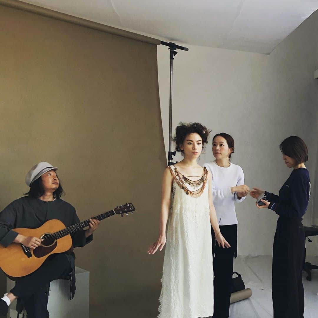 azumiのインスタグラム：「再結成後初、二人でみなさんにお会いできるイベント応募の締め切りは6/21ー！  @wyolica1999 からもサイトいけます #wyolica #wyolica20th #ワイヨリカ  #ソートガン見 #私の手  https://sonymusicshop.jp/m/item/itemShw.php?cd=MATO000001219&cid=oto-MATO000001219」