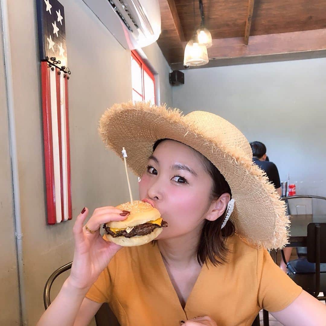 amigo.amigo.5205622さんのインスタグラム写真 - (amigo.amigo.5205622Instagram)「． ★#グルメ ★． ． グアムに来たらここの #ハンバーガー 屋さんに 寄ってほしいなー❤️． @hambrosguam ． お店もかなりオシャレで キッズメニューもありました！． キッズメニューは、野菜が 入ってないので野菜苦手な子も安心して食べれます♪． @outriggerguambeachresort  ホテルからも歩いて10分くらい の場所にありました♪． ． またグアムにいったら 行きたい場所❤️． ． ． #グアム#グアム旅行  #guam#旅#food #旅行好きな人と繋がりたい #instacafe #lunch #instafood #旅行 #foods #burger #タビジョ#家族旅行 #旅行好きと繋がりたい  #hanburger  #グアム好き #guamtrip  #guamfood #instaguam  #hugmug#ハグマグ部活  #hambrosguam  #海外#海外旅行 #世界の絶品グルメ  #海外好き#パケットパック海外オプション」6月15日 18時51分 - amigo.amigo.5205622