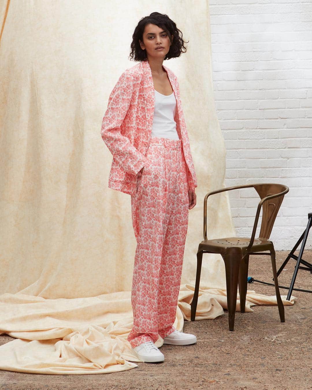 のインスタグラム：「Suiting up for summer in pink florals courtesy of @josephfashion 🌸 #THEOUTNET  Shop all your favorite #Joseph looks, just visit #linkinbio 👆」