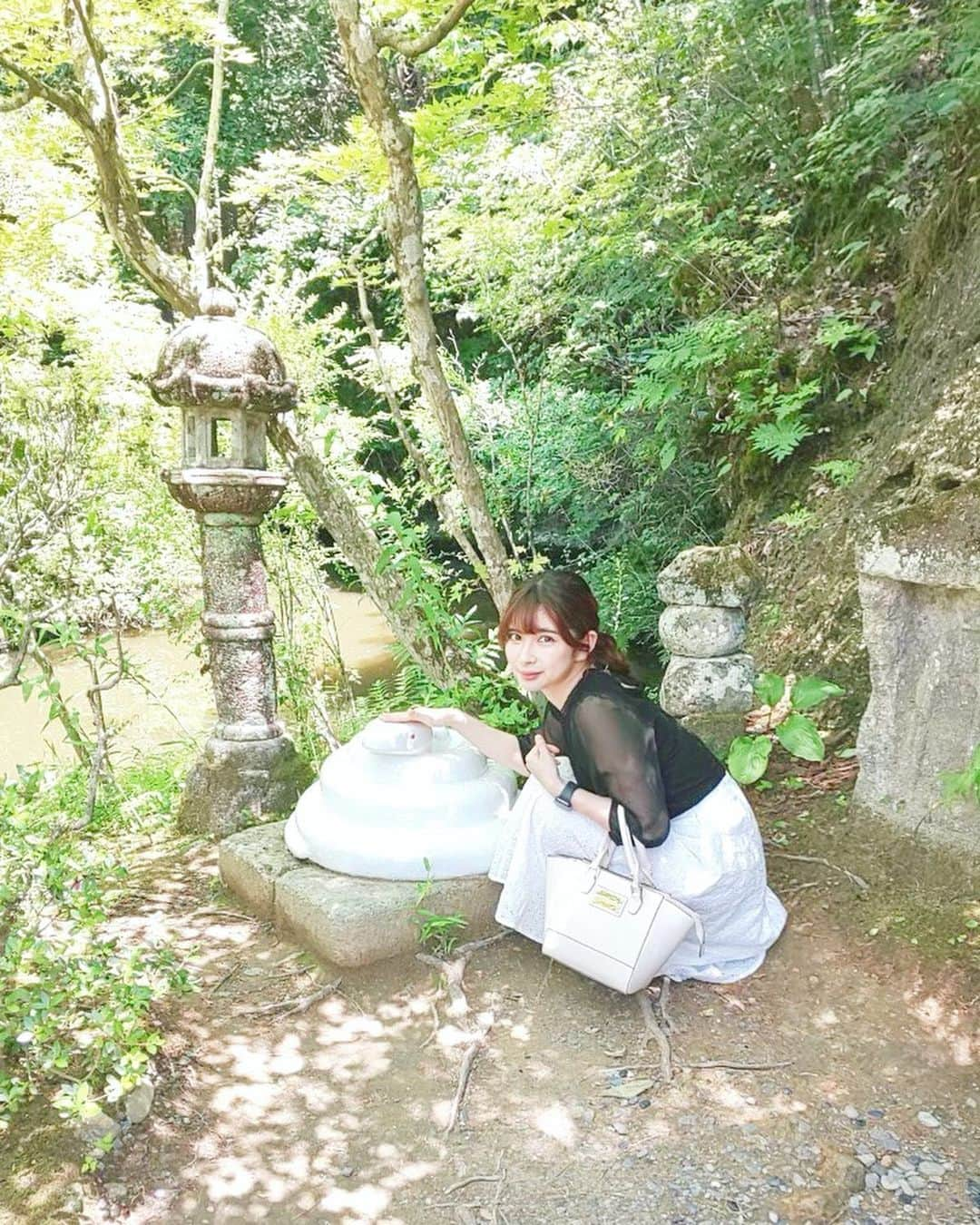 綾瀬麗奈さんのインスタグラム写真 - (綾瀬麗奈Instagram)「🐍💕✨ . . 白蛇の頭を撫でるとご利益があるそうです！🙂 喉のガサガサを、ガサガサの喉を なんとかしてください〜😭😭 楽日に「これはもしや。」って感じてたのですが、 翌日から見事に🤢 今日の握手会はぎりぎり大丈夫だったんだけどなぁ〜 はやく治るようにケアしないと。 皆様もお気を付け下さい🧸💗 . . . #大谷寺 #白蛇 #蛇 #栃木県御朱印 #宇都宮御朱印 #栃木観光 #栃木旅行 #宇都宮観光 #宇都宮旅行 . #綾瀬麗奈 #アイドル #役者 #名古屋 #nagoya #名古屋観光文化交流特命大使 #御朱印ガール #トレーニング女子 #荒野行動女子 #りんご飴 #ディズニー #すき #instalove」6月15日 19時01分 - ayasereina