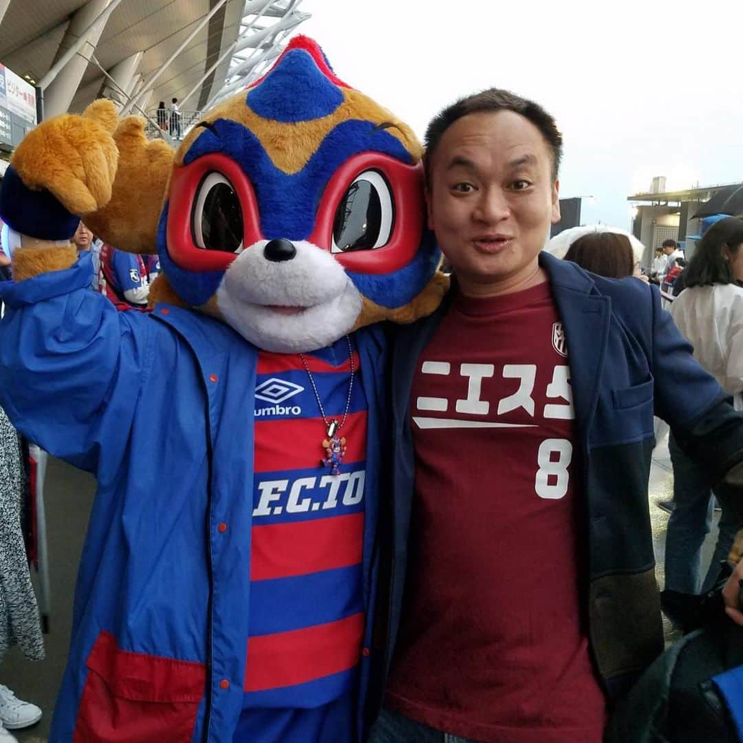 アイアム野田さんのインスタグラム写真 - (アイアム野田Instagram)「ドロンパと一年ぶりに再会！ #iniesta #visselkobe #fc東京 #ドロンパ #ウエストランド井口」6月15日 18時54分 - iam.noda