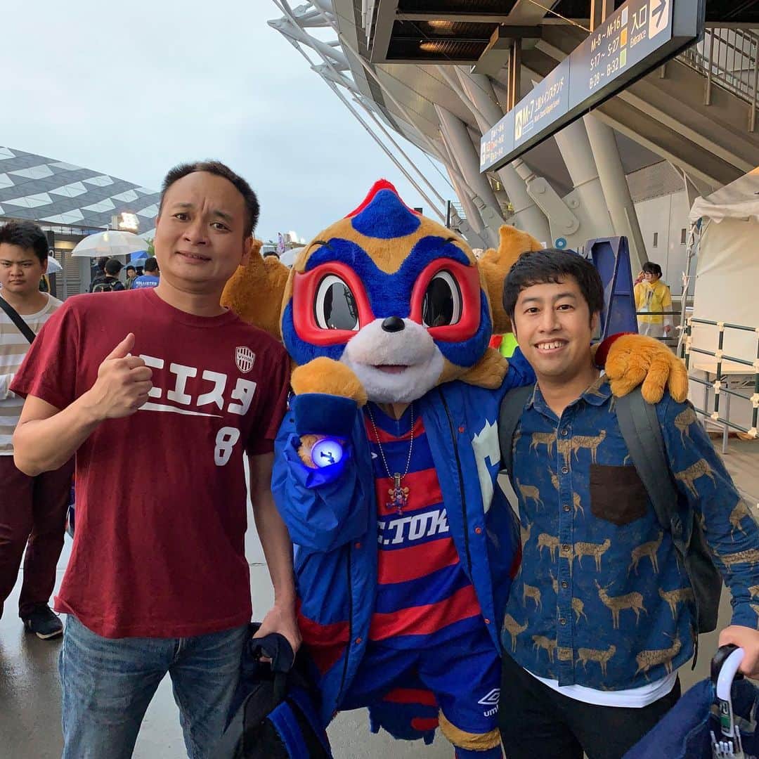 アイアム野田のインスタグラム：「ドロンパと一年ぶりに再会！ #iniesta #visselkobe #fc東京 #ドロンパ #ウエストランド井口」