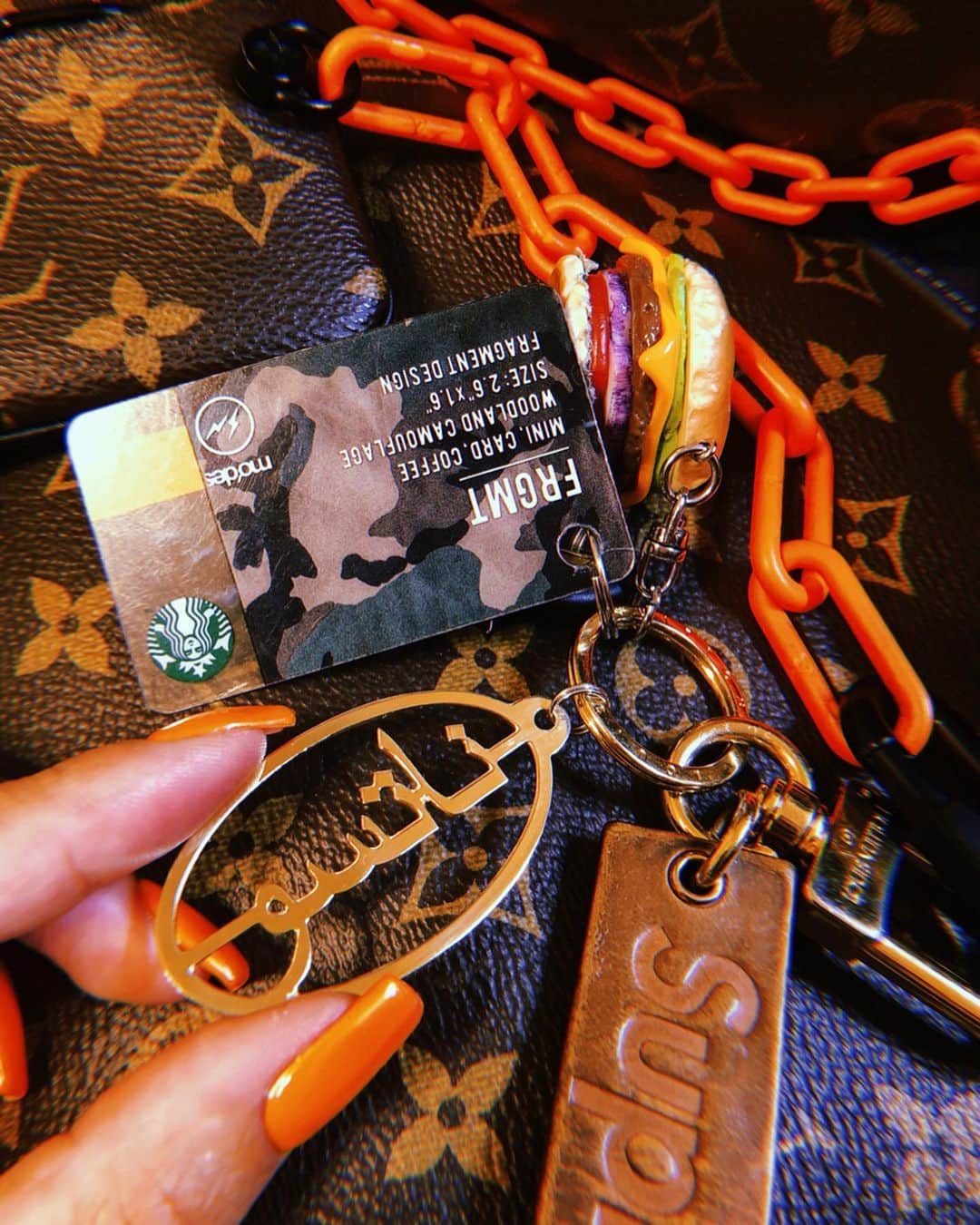 のインスタグラム：「ناتسو🔑 仲間が増えた👩🏾‍🦰🤙🏾 thank you @89xiiitokyo  #89xiiitokyo #arabic #keychain #arabianjewellery #arabicname #arabian #namekeychain #keyholder  #kogenatsu #焦げNATSU #こげなつ」