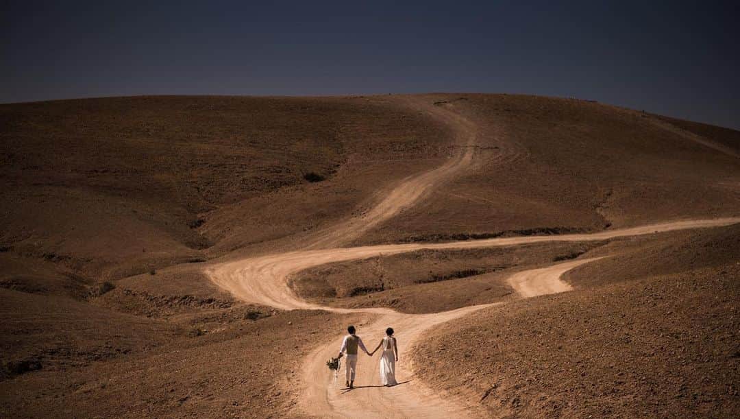 ラヴィ•ファクトリーさんのインスタグラム写真 - (ラヴィ•ファクトリーInstagram)「@laviefactory * 地球の美しさを肌で感じていただける モロッコ#サハラ砂漠 でのウェディングフォト。 ウェディングフォトを通し、人生が変わる瞬間を お写真に残して。 —————— ワールドロケーションフォト: @world_location_photowedding Photographer:@sakaken AREA:MOROCCO —————— @laviefactoryをフォローして #laviefactory #ラヴィファクトリー のハッシュタグをつけて お写真を投稿してみてくださいね✳︎ . こちらの公式IG（@laviefactory） で取り上げさせていただきます✨ #wedding#weddingphotography #ラヴィファクトリー  #laviefactory #photo#生きる写真#ハートのある写真 #instawedding#結婚写真#ウェディング #ウェディングフォト #撮影指示書#ロケーションフォト #前撮り#プレ花嫁 #結婚準備#写真好きな人と繋がりたい #フォトウェディング#卒花 #おしゃれ花嫁#前撮り#後撮り #モロッコ前撮り #ウェディングニュース #プラコレ」6月15日 18時56分 - laviefactory
