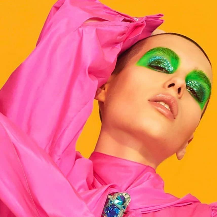M·A·C Cosmetics UK & Irelandさんのインスタグラム写真 - (M·A·C Cosmetics UK & IrelandInstagram)「Bold and beautiful 🎨💚 @hungermagazine’s speak your truth issue 🙌🏽 Using all M·A·C - tap for products!⠀⠀⠀⠀⠀⠀⠀⠀⠀⠀⠀ ⠀⠀⠀⠀⠀⠀⠀ ⠀⠀⠀⠀⠀⠀⠀⠀⠀⠀⠀⠀⠀ 💄@andrewgallimakeup @clmhairandmakeup. 📷 ⠀ @benjaminmadgwick 👩🏻 @maximmagnus💃 @kim_howells @macpro #Beauty #Makeup #Art #Editorial #MACCosmeticsUK」6月15日 18時58分 - maccosmeticsuk