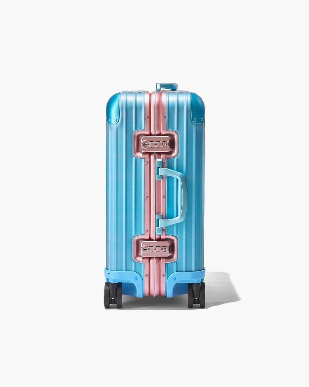 リモワさんのインスタグラム写真 - (リモワInstagram)「Contemporary artist @alexisrael’s reinterpretation of the iconic RIMOWA Original Cabin Plus.  #RIMOWA #RIMOWAxAlexIsrael」6月15日 19時00分 - rimowa