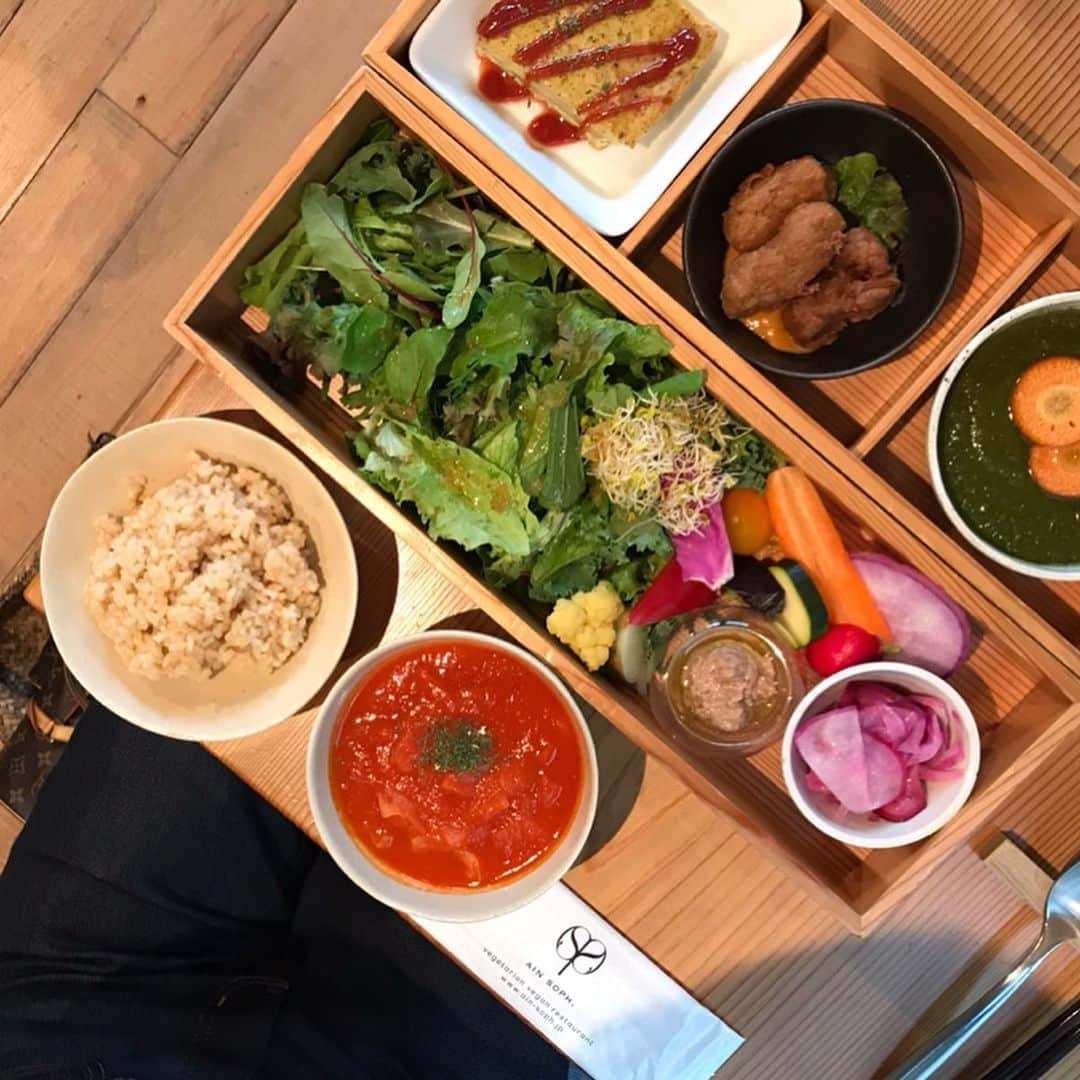 二宮綾海さんのインスタグラム写真 - (二宮綾海Instagram)「🥕🥒🍅🥬 ヴィーガンレストランの有名店 〝ain soph（アインソフ）〟へ行ってきました♡  ヴィーガンは卵や乳製品を含む、動物性食品をいっさい口にしない「完全菜食主義者」のこと。  実は今日初めてヴィーガン料理を頂きました🍴  思っていたよりしっかり美味しかったです♡  ヴィーガンとだけあって店内は海外のお客様が多く見られました♪  息子がまだ若干の卵アレルギーがあることから、 気になりだしたヴィーガン。  帰りにお店オリジナルのプリンとティラミスをお持ち帰り。 卵不使用のプリンとティラミス。 息子はプリンを初めて食べます🍮 食べるのが楽しみだ♡  #アインソフ#銀座#ランチ#ヴィーガンレストラン#ヴィーガン#ビーガン#ビーガン料理#パンケーキ#和食#素食#鬆餅#东京#ainsoph#ginza#vegan#veganfood#pancake#tokyo#japan #また必ず行きたい☺️💕」6月15日 19時01分 - a36umi