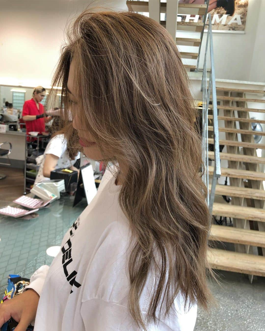 のインスタグラム：「【超リアル海外ヘアー / 顔周り多めハイライトカラー】 海外志向なお客様へ.  #SHIMA#ハイライト#バレイライト#バレイヤージュ#海外ヘアー」