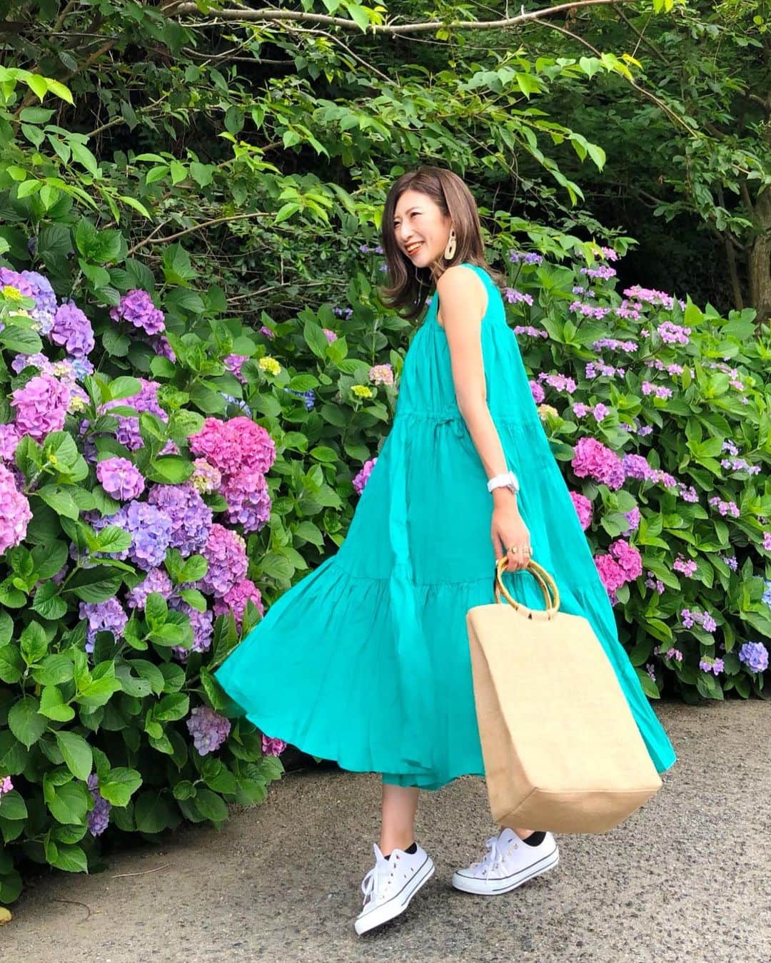 l.lily1013さんのインスタグラム写真 - (l.lily1013Instagram)「・ 昨日行った横須賀美術館の脇には 満開の#紫陽花 が✨ ・ とっても綺麗でした😊 コーデは鮮やかグリーンのティアードワンピ！ ジュートバッグ欲しいなぁって思ってたら @lavishgate でみつけたよ😊 ・ ・ #カベジョ#タビジョ#あじさい#梅雨 #カジュアルコーデ#シンプルコーデ#梅雨コーデ #大人カジュアル#大人カジュアルコーデ#きれいめカジュアル #きれいめコーデ #ママコーデ#休日コーデ#プチプラコーデ#プチプラファッション#今日のコーデ#夏コーデ#着回しコーデ#30代コーデ#locari#mineby3mootd ・ #ティアードワンピース #titivate bag#lavishgate  shoes #convers」6月15日 19時06分 - l.lily1013