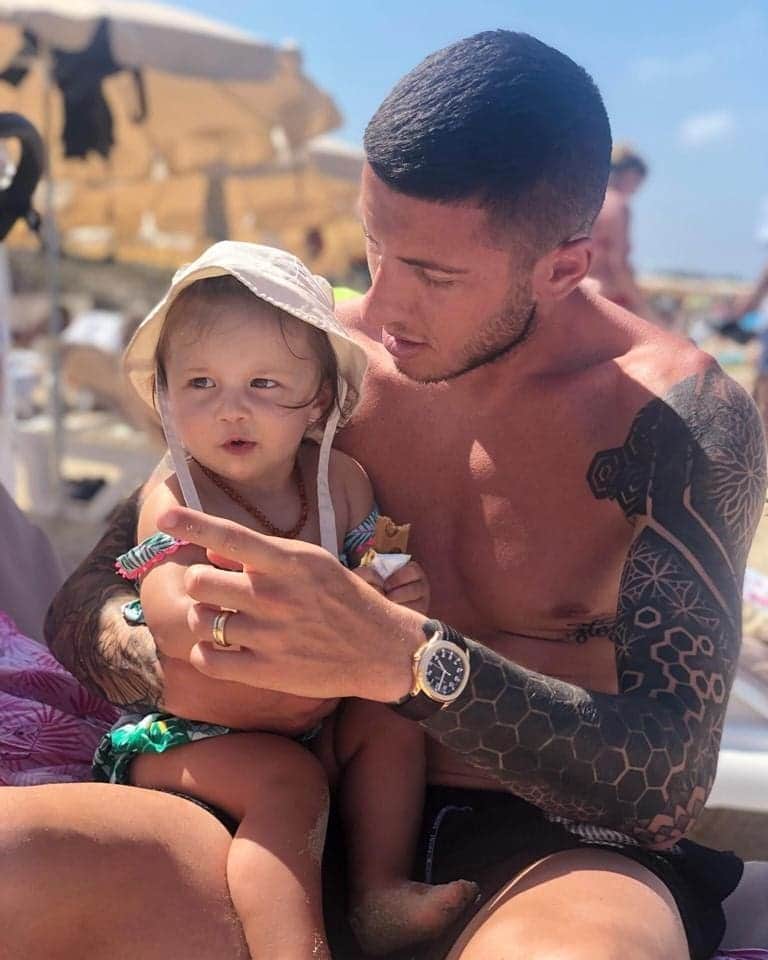 ルカ・マッローネのインスタグラム：「Al mare in bella compagnia! 🏝️😁 È tempo di ricaricare le energie prima di partire per la nuova stagione. E voi dove andrete di bello?  Buone vacanze a tutti!」