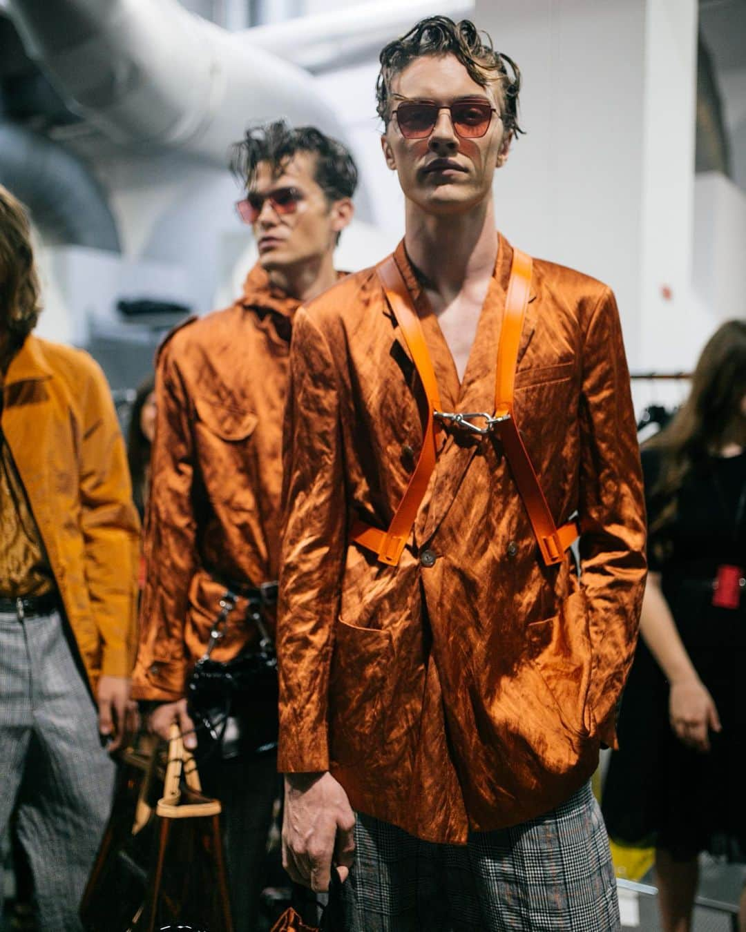 Armani Officialさんのインスタグラム写真 - (Armani OfficialInstagram)「Attitude in orange backstage at the #EmporioArmani SS20 fashion show #mfw #EAsunglasses @luckybsmith  Credits: @kukukuba」6月15日 19時13分 - emporioarmani