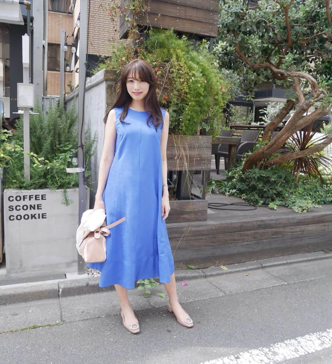 越馬千春さんのインスタグラム写真 - (越馬千春Instagram)「. . 夏らしいブルーのワンピース👗 . . 色違い💠🌺✨ #onepiece ..#mystrada (@mystrada_official ) #bag ..#loewe (@loewe ) . #coordinate #コーディネート#コーデ #fashion #ootd #おでかけコーデ #onepieceholic #ワンピース #👗#blue #💠 #マイストラーダ」6月15日 19時15分 - chiharukoshiba