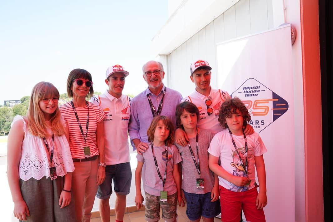 レプソル・ホンダさんのインスタグラム写真 - (レプソル・ホンダInstagram)「Always an enjoyable time catching up with the Repsol family here at the #CatalanGP  Smiles all around with Repsol President Antonio Brufau.」6月15日 19時16分 - hrc_motogp