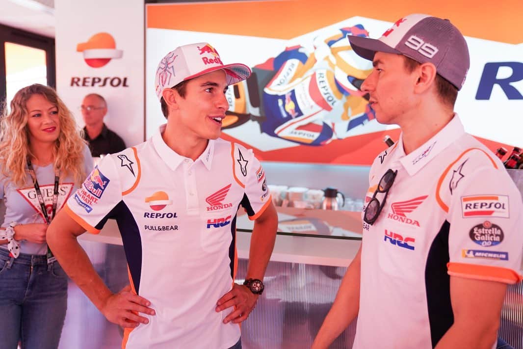 レプソル・ホンダのインスタグラム：「Always an enjoyable time catching up with the Repsol family here at the #CatalanGP  Smiles all around with Repsol President Antonio Brufau.」