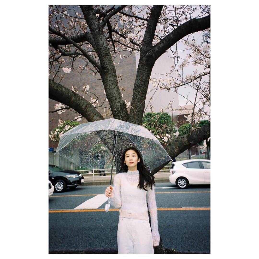 中田絢千のインスタグラム：「雨降りですね。 今日みたいに肌寒い日だったけど 心はぽっとしてた、いつかの桜の頃。 熊谷さん ありがとうございました。❀ @kumacaux」