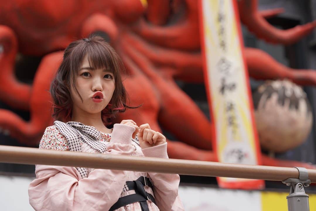 戸田真琴さんのインスタグラム写真 - (戸田真琴Instagram)「これは大阪の大きいタコさんの前で撮ったよ。タコさん可愛いし美味しいので好きだよ🐙 この日も雨じゃなかったっけ？  #osaka #takoyaki #japanesegirl」6月15日 19時24分 - toda_makoto
