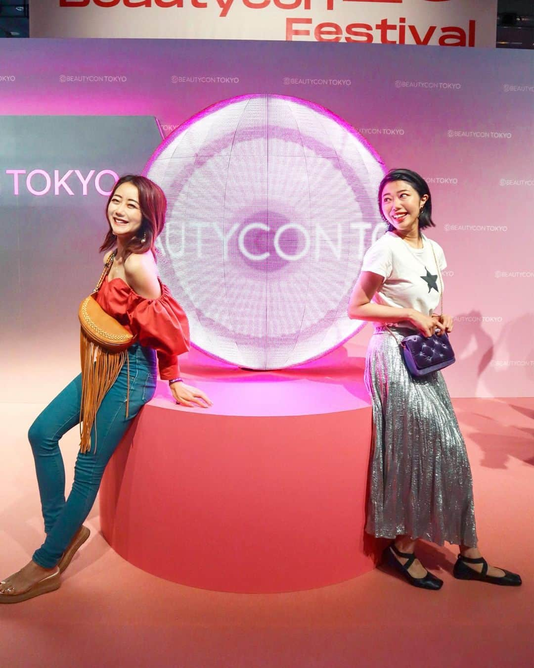 中島絢乃さんのインスタグラム写真 - (中島絢乃Instagram)「💄💫👭﻿ ﻿ ﻿ 妹ちゃんを連れて﻿ #beautycontokyo へ💋﻿💋 ﻿ 大雨だったけど、盛り上がってたなあ😳💭💫﻿ お友達や知り合いにもたくさん会えた😍❤️ ﻿ 世界の美容トレンドに触れられるとのことで、﻿ 海外からのお客様も多かった気がします！🌏💫✈️﻿ ﻿ ﻿ ﻿ ﻿ ﻿ 会場は、﻿ ＂SPACE＂をコンセプトにした﻿ フォトスポットがたくさんあって﻿！！ ピンクのネオンがすごく好みだった！😍⚡️ どこもかしこも可愛かったなあ🥺💕😈﻿ たくさん写真撮っちゃいました😊🤳💘 ﻿ コスメのお土産ももらえたので、 梅雨の間にお家の中で﻿ 色々試してみようと思います！😍❤️💭﻿ このまま引きこもりたい！！笑 ﻿ ❤︎❤︎❤︎❤︎❤︎❤︎❤︎❤︎❤︎❤︎❤︎❤︎❤︎❤︎﻿ 💋 @beautycon #PR#中島姉妹 👭﻿」6月15日 19時35分 - nakajima_ayano