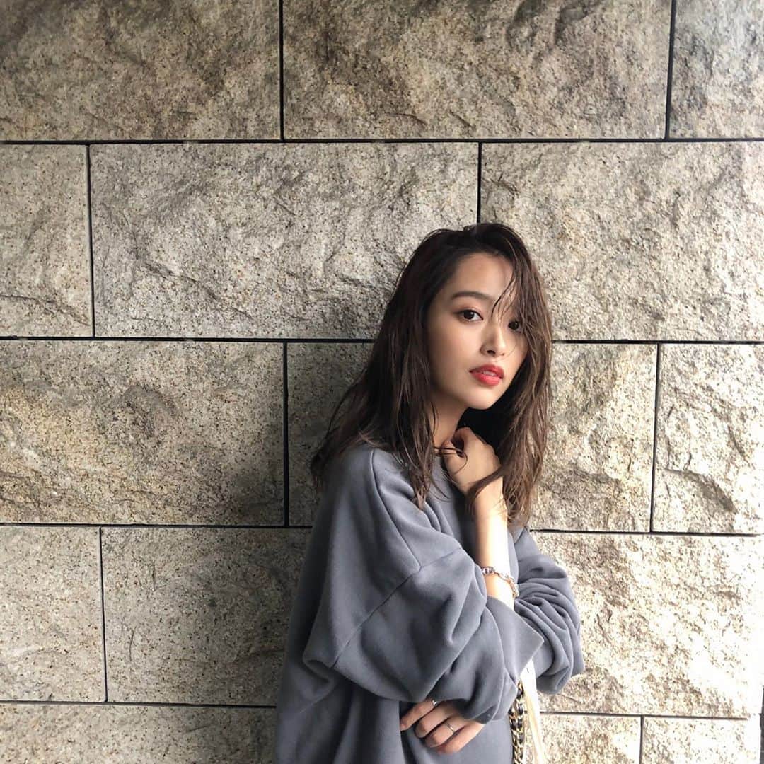 近藤千尋のインスタグラム：「お仕事帰りに📸 マタニティレギンスが楽すぎて🥰 @ajuga.shop  から発売されます💗 スウェットもブレスも ひーぼぉくんのもの🤗笑 焼肉食べてパワーチャージ💗 #妊娠してから顔が変わったと言われます #性別は #どっちでしょう」