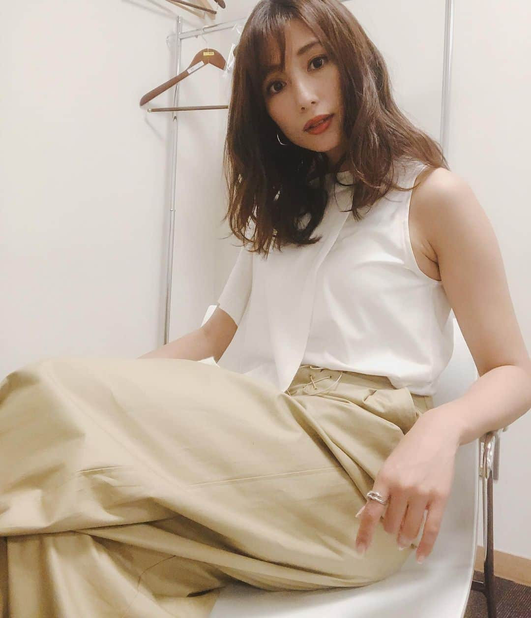 広瀬未花さんのインスタグラム写真 - (広瀬未花Instagram)「本日の褒められ衣装は、 私服でも大のお気に入りな EZUMI (@ezumi.official )のトップスに、 ウエストレースアップのワイドパンツ♬ シューズは @gucci のシルバー サンダル👡 ・ このスタイリングお気に入り❤︎ 旅サラダは毎回、自分でスタイリングしてます☺︎ ・ 楽屋からお届けしました〜 ciao ciao❤️ #ezumi #本日の #衣装 #旅サラダ #生放送」6月15日 19時29分 - micahirose