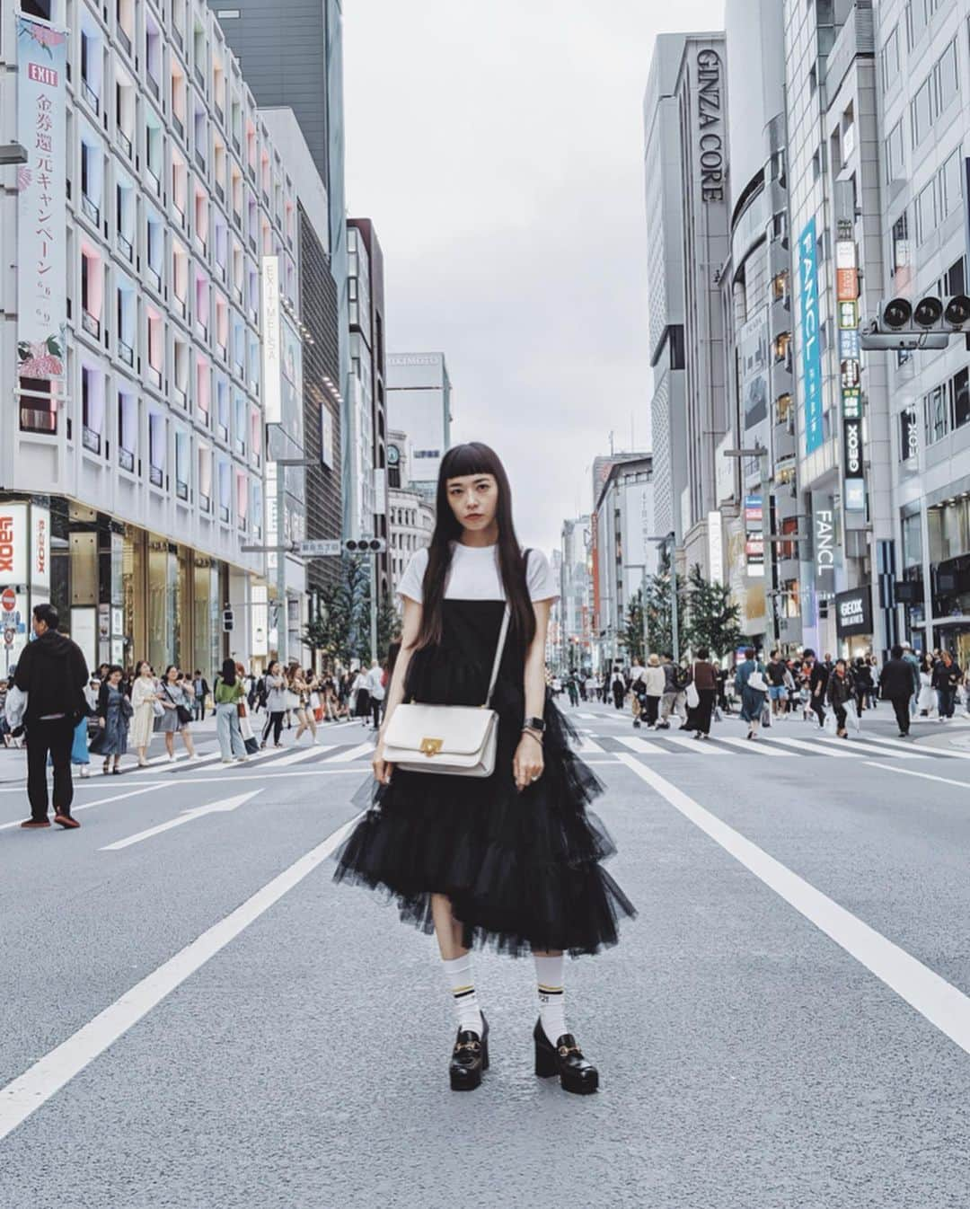 市川渚さんのインスタグラム写真 - (市川渚Instagram)「📍#Ginza, #Tokyo﻿ ﻿ ﻿ 雨ですね☔︎ 東京にいる週末は銀座にいることが多い、気がする。﻿ ﻿ ﻿ #nagiko_style#simonerocha#gucci#n21#withfarfetch#bottegaveneta#shotonpixel3」6月15日 19時32分 - nagiko