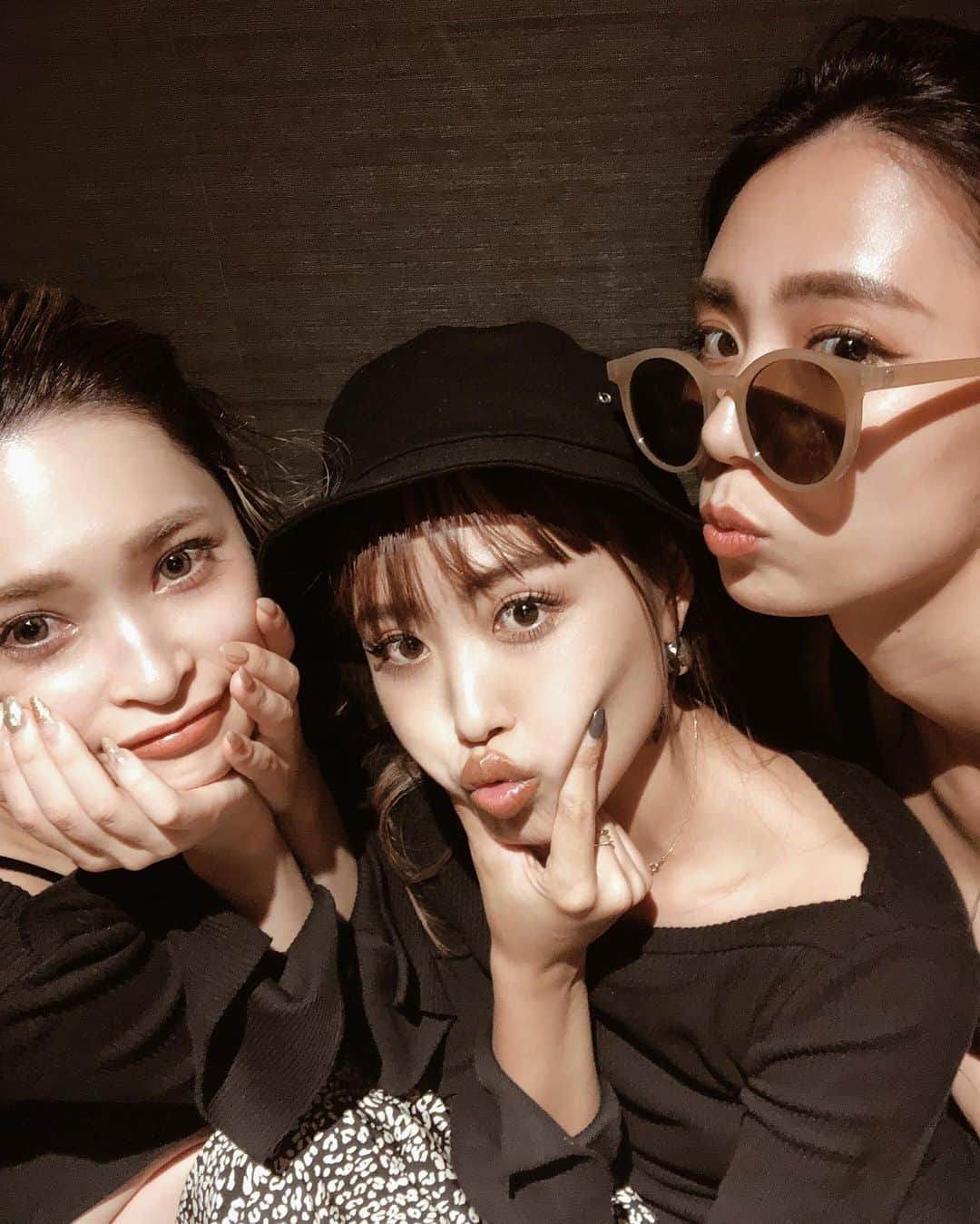 のインスタグラム：「. . 休みの日もいーっしょ❤︎ . . #dayoff #bff #girls」