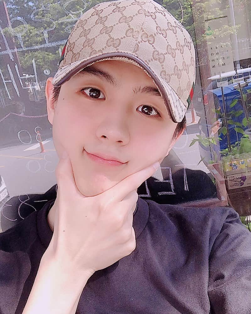 インジュン のインスタグラム：「この肉どうする..~~~~?🥰🥰 이 볼살을 어찌할까~~?🥰🥰 . . . #셀카#셀피#데일리#일상#인준#볼살 #l4l#selfie#daily#injun #自撮り#インジュン#この肉 #どうする#❤️ #でも好きでいてくれるよね~~?」