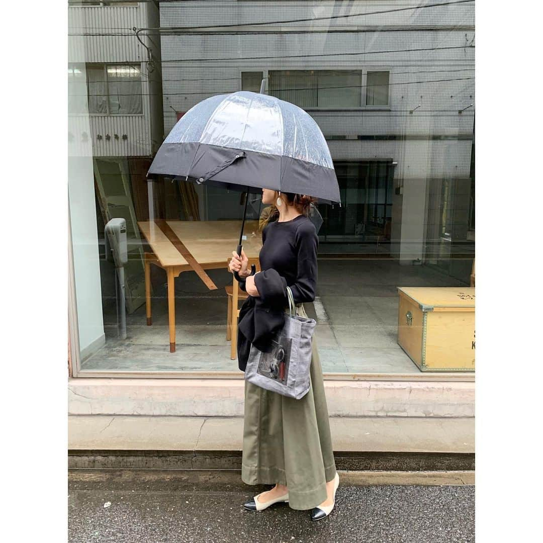 小林有里さんのインスタグラム写真 - (小林有里Instagram)「♡ 今日はイス探し🖤 . . とーさん、 この「ビル」が好きな物件だったらしく笑 いつになく いろんな画角で攻めてくれたよ！ . #不動産love . . shoes... @temperate64  bag... @havefun.vtg  turban... @marihoja  pierced... @lilys_brand . . . #weekend#outfit#myhubby  #雨の日コーデ」6月15日 19時41分 - lilyshandmade