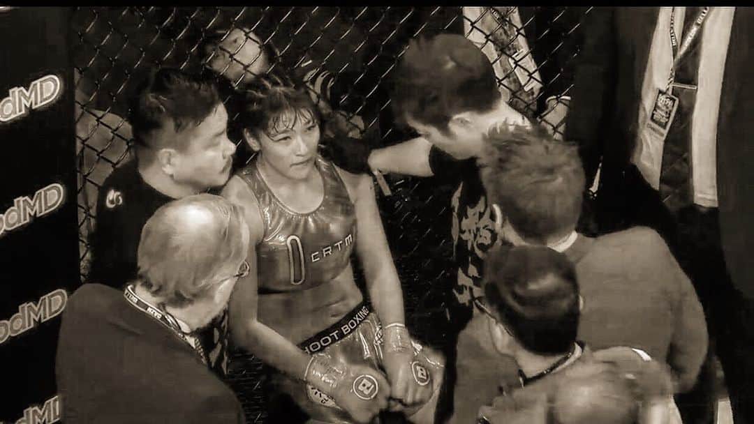 のインスタグラム：「今回の敗戦は私の指示ミス..責任は私にあります。  RENAは正々堂々MMAに向かい合い勝負しました。 堂々とした彼女は立派でした。 応援していただいた皆さま、申し訳ありません。 応援ありがとうございました🙏🏻 #aacc #aaccmma #rena #ayakahamasaki #浜崎朱加 #belatormma #ベラトール #nyc #aacc女子部 #aaccfemalefighter #rizin #rizinff」