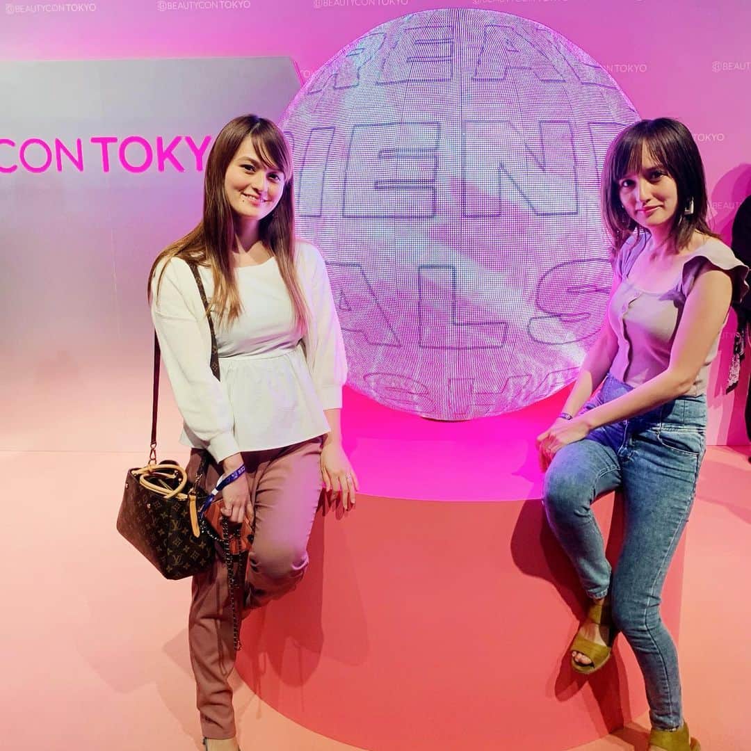 奥山夏織さんのインスタグラム写真 - (奥山夏織Instagram)「2019年6月15~16日にベルサール渋谷ガーデンにて#beautycontokyo が開催しているのでお姉ちゃん(@erinaokuyama)と遊びに行ってきました✨ ・ Beautyconは、アメリカ・LAで2014年にスタートした、世界最大級の美容フェスティバルで、会場はたくさんのブースに美容商品が並んでいて、美への探究心が高い人たちがたくさん訪れていて賑わっていました。 ・ 豪華タレントにスペシャルゲストなど盛り上がっていましたよ❣️姉と色々なブースに回りながら最新美容についてお勉強☺️♪可愛いフォトスポットも沢山ありました✨ ・ お土産もたくさん頂いたので帰ってみるのが楽しみ！明日も渋谷ベルサールでやっているのでお時間ある方は是非遊びに行ってみてください💓 ・・・ #beautycontokyo #美容イベント #美容 #beauty #イベント #奥山姉妹 #PR @beautycon」6月15日 19時51分 - okuyama_kaori